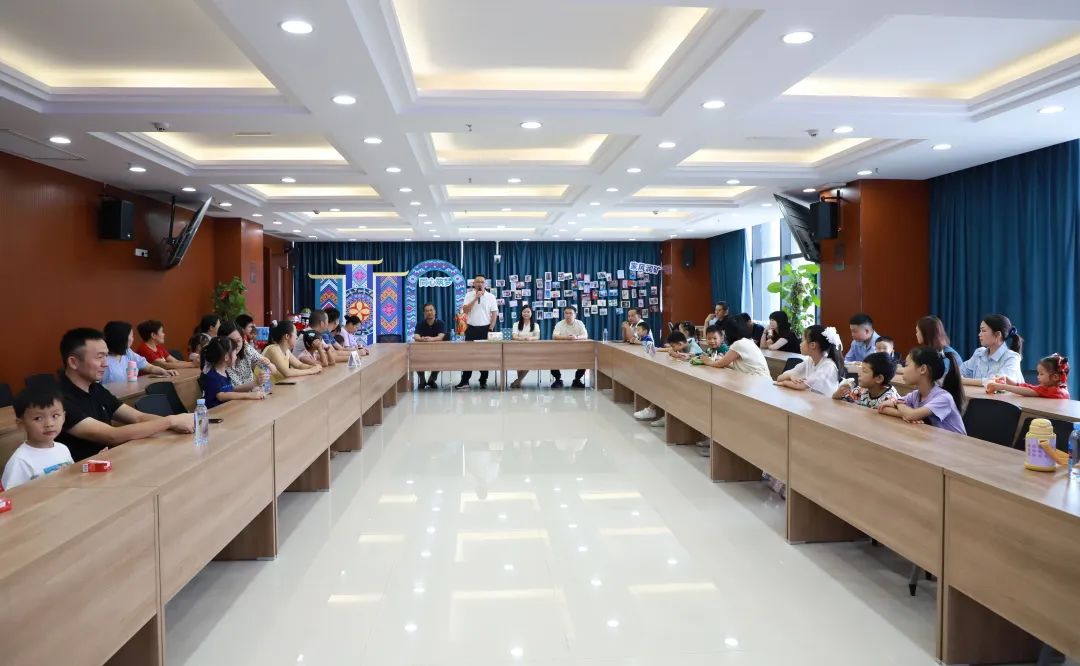 南寧礦業(yè)集團(tuán)舉辦“同心筑夢·家風(fēng)潤礦·書香致遠(yuǎn)”主題活動